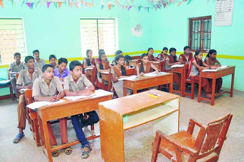 सृजन विद्यालयातील वर्गखोली व विद्यार्थी