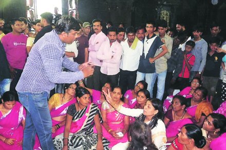 त्र्यंबकेश्वर मंदिराच्या गाभाऱ्यात दर्शनासाठी ठिय्या देणाऱ्या स्वराज्य संस्थेच्या महिला पदाधिकारी. (छाया : कमलाकर अकोलकर त्र्यंबकेश्वर मंदिराच्या गाभाऱ्यात दर्शनासाठी ठिय्या देणाऱ्या स्वराज्य संस्थेच्या महिला पदाधिकारी. (छाया : कमलाकर अकोलकर