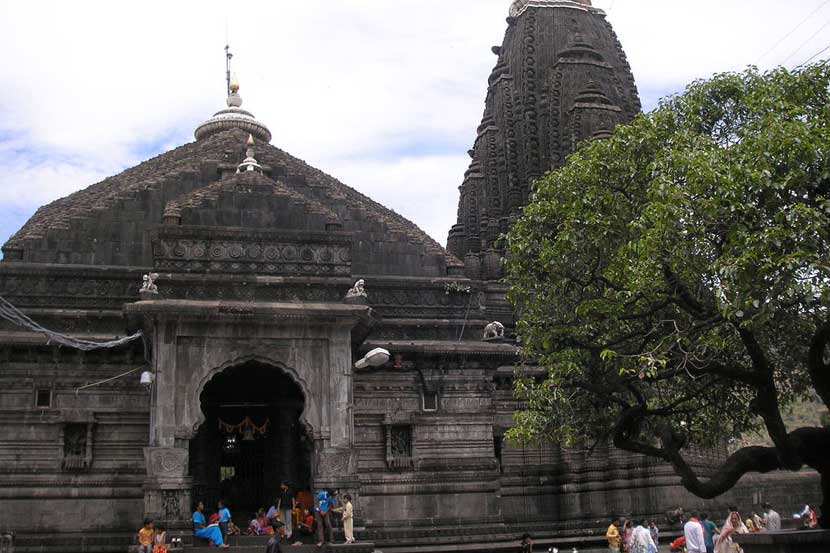 त्र्यंबकेश्वरच्या गाभाऱ्यात आता पुरूषांनाही बंदी त्र्यंबकेश्वरच्या गाभाऱ्यात आता पुरूषांनाही बंदी