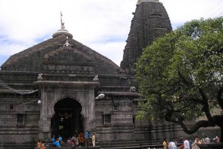 त्र्यंबकेश्वरच्या गाभाऱ्यात आता पुरूषांनाही बंदी त्र्यंबकेश्वरच्या गाभाऱ्यात आता पुरूषांनाही बंदी