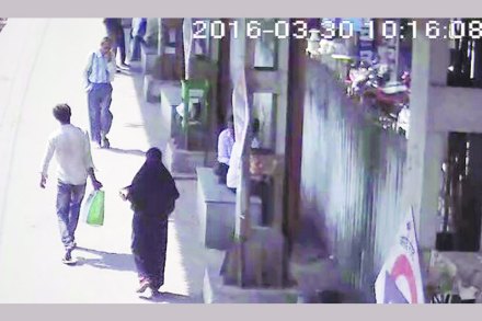 तान्ह्य मुलाला वसई रोड स्थानकात सोडणारी महिला व तरुण सीसीटीव्हीत कैद झाले आहेत. तान्ह्य मुलाला वसई रोड स्थानकात सोडणारी महिला व तरुण सीसीटीव्हीत कैद झाले आहेत.