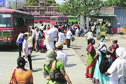 रणरणत्या उन्हात प्रवाशांना थांबावे लागत आहे. छाया : नरेंद्र वास्कर