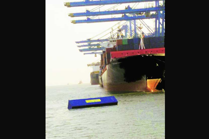 जेएनपीटीच्या जहाजातून दोन कंटेनर समुद्रात जेएनपीटीच्या जहाजातून दोन कंटेनर समुद्रात