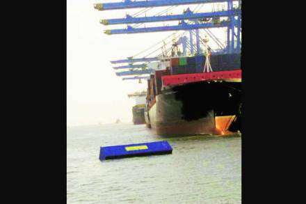 जेएनपीटीच्या जहाजातून दोन कंटेनर समुद्रात