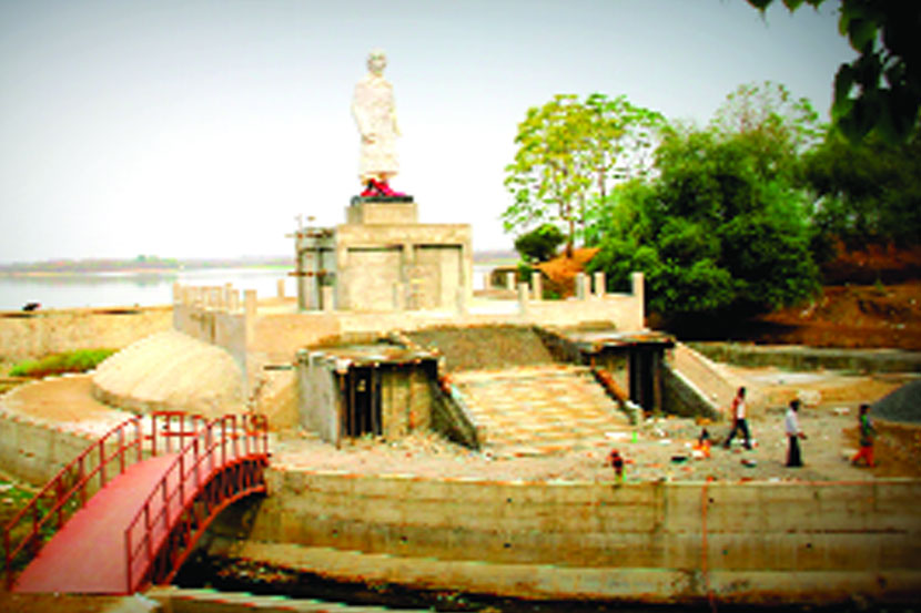 अंबाझरी ‘ओव्हर फ्लो’ परिसरात उभारण्यात आलेला स्वामी विवेकानंदांचा पुतळा. (लोकसत्ता छायाचित्र)