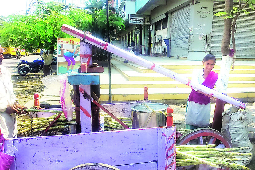 पाथर्डीहून आलेले कुटुंब उसाचे चरक चालविण्याचे काम करत आहेत.