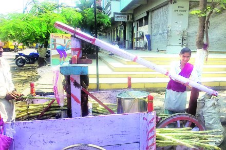 पाथर्डीहून आलेले कुटुंब उसाचे चरक चालविण्याचे काम करत आहेत.