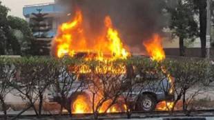 Youth suicide , burning his car , Pune, पुण्यात तरूणाची आत्महत्या, आत्मदहन, कार पेटवून आत्महत्या, हडपसर, Loksatta, Loksatta news, Marathi, Marathi news