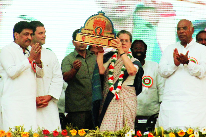 नागूपर येथे सोमवारी जाहीर सभेत काँग्रेस अध्यक्ष सोनिया गांधी यांना प्रदेशाध्यक्ष अशोक चव्हाण स्मृतीचिन्ह भेट दिले.