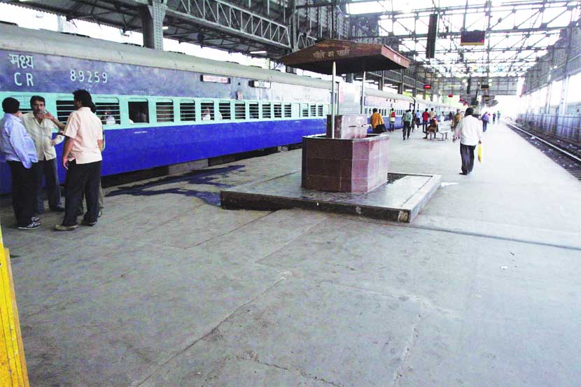 सीएसटी स्थानक परिसरात असलेल्या पाणी पुन:प्रक्रिया केंद्रातून २.५ लाख लिटर पाणी रेल्वेला दर दिवशी मिळते.