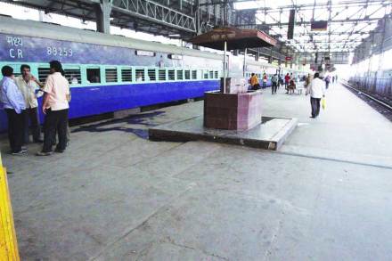 सीएसटी स्थानक परिसरात असलेल्या पाणी पुन:प्रक्रिया केंद्रातून २.५ लाख लिटर पाणी रेल्वेला दर दिवशी मिळते.