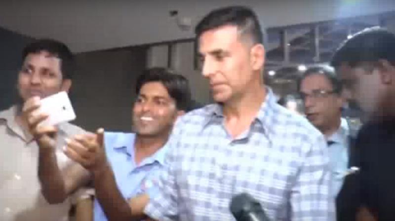 VIDEO: अक्षय कुमारच्या बॉडीगार्डने चाहत्याच्या कानशिलात लगावली! VIDEO: अक्षय कुमारच्या बॉडीगार्डने चाहत्याच्या कानशिलात लगावली!
