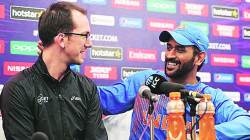 स्टम्प व्हिजन : अजूनी यौवनात मी..