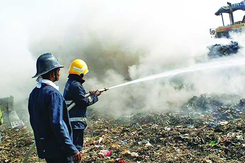 देवनार कचराभूमीत सातत्याने आग लागत असल्यामुळे तेथे अग्निशमन दलाच्या दहा गाडय़ा तैनात करण्यात आल्या आहेत. देवनार कचराभूमीत सातत्याने आग लागत असल्यामुळे तेथे अग्निशमन दलाच्या दहा गाडय़ा तैनात करण्यात आल्या आहेत.