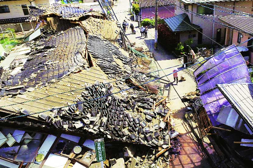 दक्षिण जपानमध्ये गुरुवारी झालेल्या भूकंपात अनेक ठिकाणी घरांची पडझड झाली.