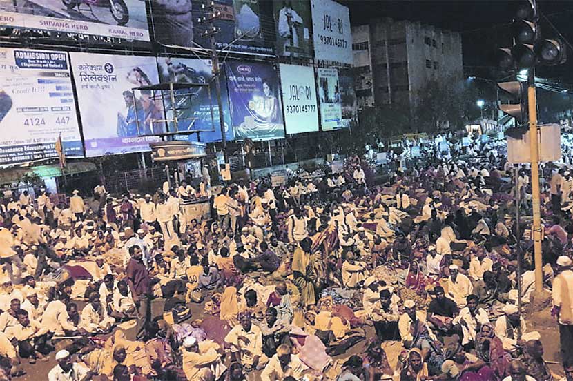 जिल्हाधिकारी कार्यालयापासून सारे महत्त्वाचे रस्ते आंदोलकांनी ठिय्या दिल्याने बंद करावे लागले.