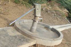 पालिकेच्या कूपनलिकांना खारे पाणी