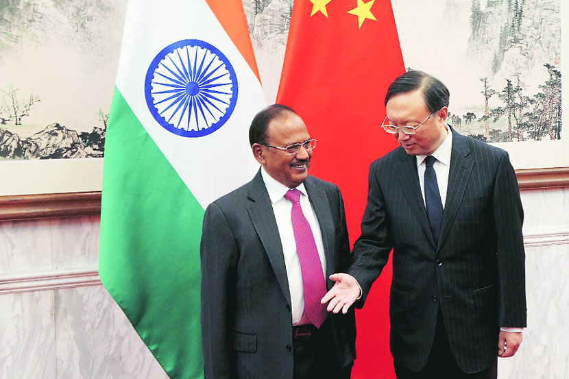 भारताचे राष्ट्रीय सुरक्षा सल्लागार अजित डोवल यांचे स्वागत करताना यांग जेइशी