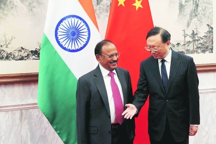 भारताचे राष्ट्रीय सुरक्षा सल्लागार अजित डोवल यांचे स्वागत करताना यांग जेइशी भारताचे राष्ट्रीय सुरक्षा सल्लागार अजित डोवल यांचे स्वागत करताना यांग जेइशी