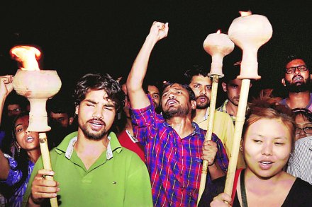विद्यार्थ्यांना दिलेल्या शिक्षेच्या निषेधार्थ विद्यापीठ विद्यार्थी संघटनेचा अध्यक्ष कन्हैया कुमार व इतर विद्यार्थ्यांनी जेएनयुच्या आवारात बुधवारी रात्री मशाल मोर्चा काढला.