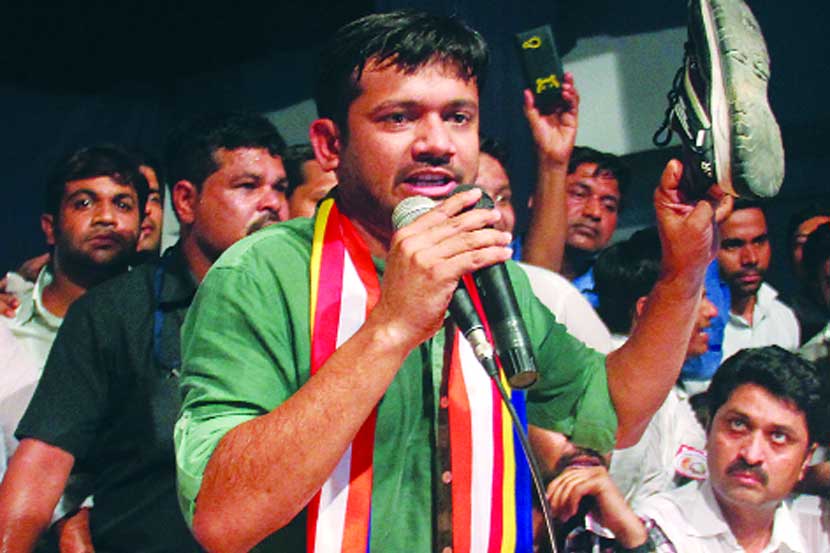 व्यासपीठाच्या दिशेने फेकलेला जोडा हातात घेऊन दुसराही जोडा फेका म्हणजे त्याचा उपयोग होईल, असे आवाहन करताना कन्हैयाकुमार. व्यासपीठाच्या दिशेने फेकलेला जोडा हातात घेऊन दुसराही जोडा फेका म्हणजे त्याचा उपयोग होईल, असे आवाहन करताना कन्हैयाकुमार.