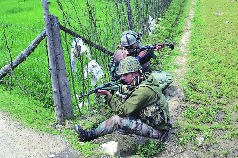 उत्तर काश्मीरमध्ये कुपवारा येथील लोलब येथे गुरुवारी दहशतवाद्यांबरोबर लष्कराची चकमक झाली. उत्तर काश्मीरमध्ये कुपवारा येथील लोलब येथे गुरुवारी दहशतवाद्यांबरोबर लष्कराची चकमक झाली.