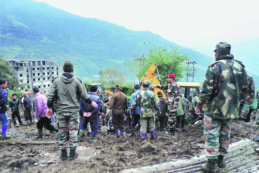 दरड कोसळल्यानंतर तवांग जिल्ह्य़ातील एका गावात सुरु असलेले मदतकार्य दरड कोसळल्यानंतर तवांग जिल्ह्य़ातील एका गावात सुरु असलेले मदतकार्य