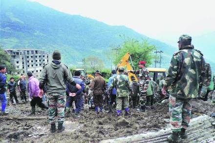 दरड कोसळल्यानंतर तवांग जिल्ह्य़ातील एका गावात सुरु असलेले मदतकार्य