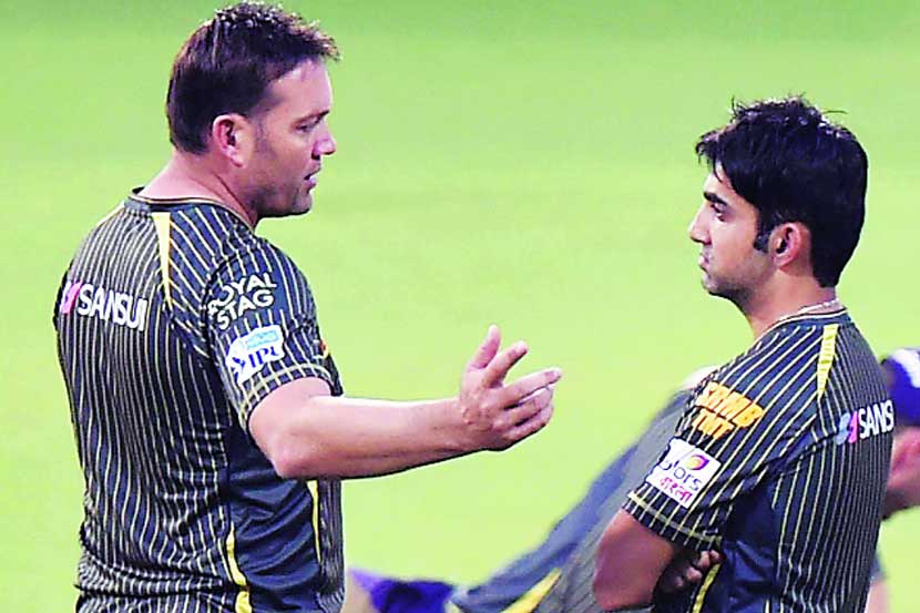 कोलकाता नाइट रायडर्सचा अष्टपैलू खेळाडू जॅक कॅलिस कर्णधार गौतम गंभीसह चर्चा करताना कोलकाता नाइट रायडर्सचा अष्टपैलू खेळाडू जॅक कॅलिस कर्णधार गौतम गंभीसह चर्चा करताना