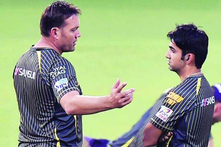 कोलकाता नाइट रायडर्सचा अष्टपैलू खेळाडू जॅक कॅलिस कर्णधार गौतम गंभीसह चर्चा करताना