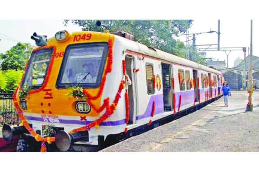 मध्य आणि पश्चिम रेल्वेवर १२ डब्यांची लोकल धावत असतानाही हार्बरवर अद्याप ९ डब्यांचीच लोकल धावत होती. मध्य आणि पश्चिम रेल्वेवर १२ डब्यांची लोकल धावत असतानाही हार्बरवर अद्याप ९ डब्यांचीच लोकल धावत होती.