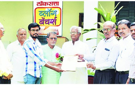 ‘लोकसत्ता’च्या ‘ब्लॉग बेंचर्स’ स्पध्रेतील ‘बेदिलीचे बादल’ या विषयावर लेखन करून राज्यात दुसऱ्या क्रमांकाचे पारितोषिक मिळविल्याबद्दल िहगोलीच्या आदर्श महाविद्यालयातील विद्यार्थी प्रवण खाडे याला गौरविण्यात आले. ‘लोकसत्ता’च्या ‘ब्लॉग बेंचर्स’ स्पध्रेतील ‘बेदिलीचे बादल’ या विषयावर लेखन करून राज्यात दुसऱ्या क्रमांकाचे पारितोषिक मिळविल्याबद्दल िहगोलीच्या आदर्श महाविद्यालयातील विद्यार्थी प्रवण खाडे याला गौरविण्यात आले.