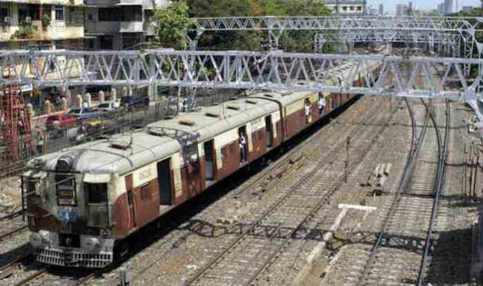 ट्रान्सहार्बर मार्गावरील रेल्वे वाहतूक पूर्ववत