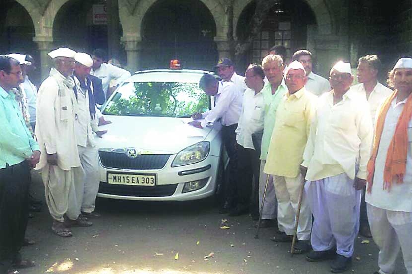 नाशिक जिल्हाधिकाऱ्यांची मोटार न्यायालयीन कर्मचाऱ्यांनी जप्त केली. 