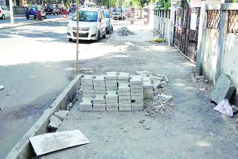 नवी मुंबईत अनेक ठिकाणी पेव्हर ब्लॉक पदपथावर ठेवण्यात आले आहेत.