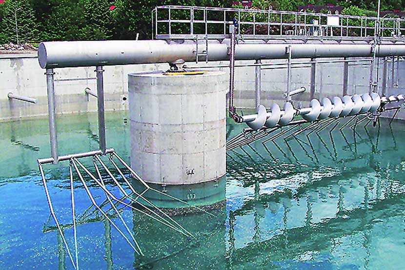 बंदरातील एका कार्यालयाच्या कॅन्टीनला पाणीपुरवठा करण्यासाठी कॅन्टीनच्या छतावरच आठ लाख रुपये खर्चून वातावरणातील बाष्प आणि आद्र्रता खेचून पाण्याची निर्मिती करणारी यंत्रणा बसविण्यात आली आहे.