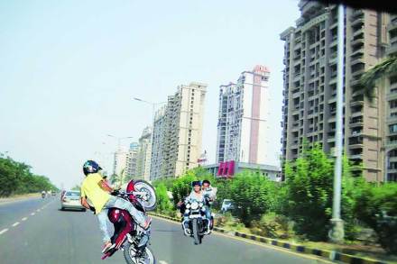  तरुणांचा असा भ्रम झालेला आहे की, हे सारे रस्ते तीर्थरूपांनी त्यांच्यासाठी खुले केले आहेत. 