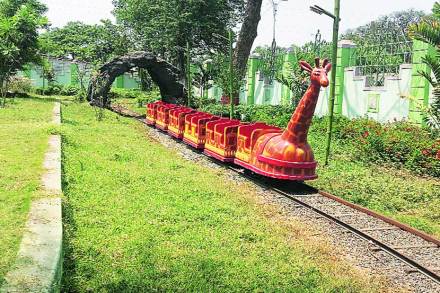 पालिकेने ठाणे-बेलापूर मार्गावरील दिघा परिसरात नागरी सुविधांचा ढोल पिटत साने गुरुजी बालउद्यान उभारले. पालिकेने ठाणे-बेलापूर मार्गावरील दिघा परिसरात नागरी सुविधांचा ढोल पिटत साने गुरुजी बालउद्यान उभारले.