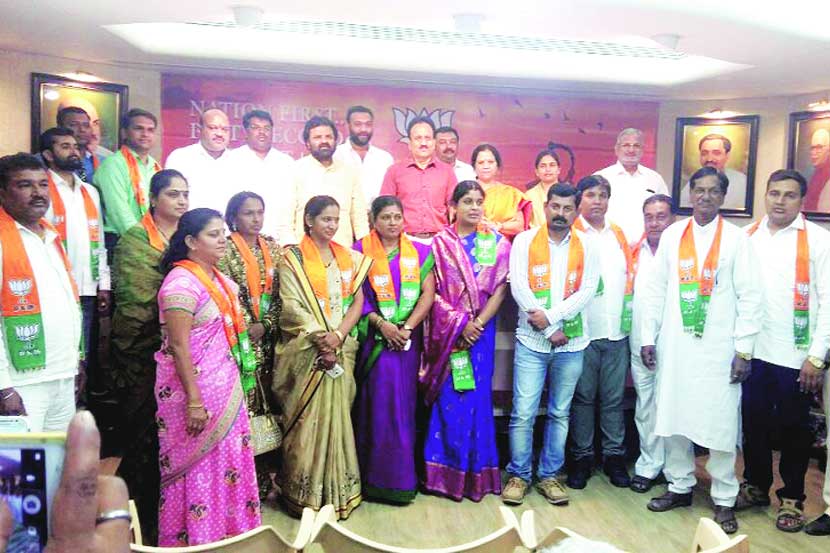 मुंबई येथे भाजपमध्ये प्रवेश करणारे नगरसेवकांसमवेत वरिष्ठ नेते. मुंबई येथे भाजपमध्ये प्रवेश करणारे नगरसेवकांसमवेत वरिष्ठ नेते.