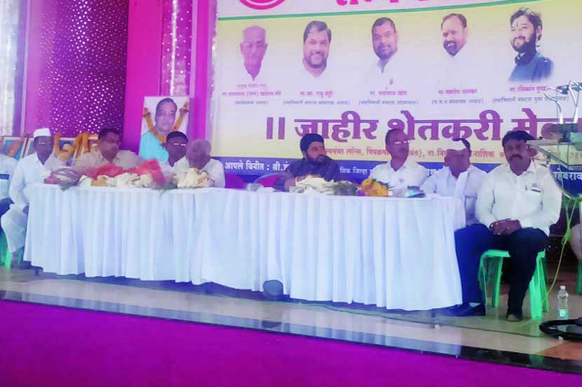 स्वाभिमानी शेतकरी संघटनेच्या बैठकीत खासदार राजू शेट्टी यांनी मार्गदर्शन केले. स्वाभिमानी शेतकरी संघटनेच्या बैठकीत खासदार राजू शेट्टी यांनी मार्गदर्शन केले.
