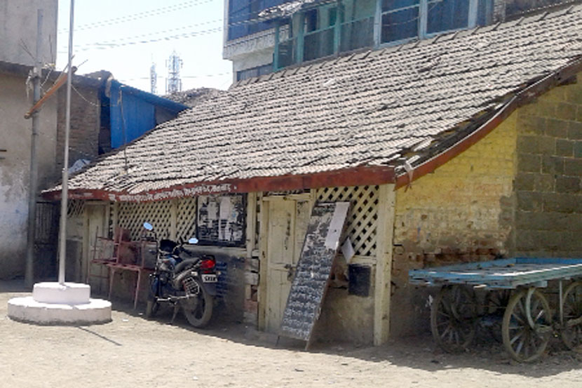 मनमाड येथील बंद असणारे तलाठी कार्यालय. 
(छाया - अपूर्व गुजराथी)
