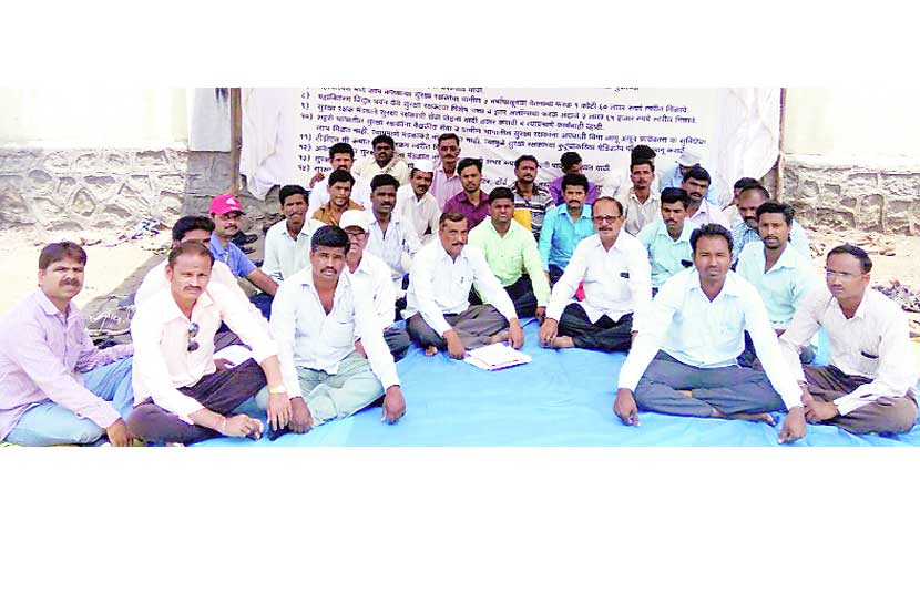 नाशिक जिल्हाधिकारी कार्यालयासमोर उपोषण करताना वीज कंपनीतील सुरक्षारक्षक