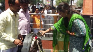 Pankaja Munde , Shani Temple, Trupti Desai , ShaniShinganapur , FIR, HM, CM, Devendra Fadnavis, Loksatta, loksatta news, Marathi, marathi news