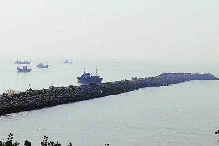 खडक लागल्याने बंदराचे काम अर्धवट अवस्थेत आहे. खडक लागल्याने बंदराचे काम अर्धवट अवस्थेत आहे.