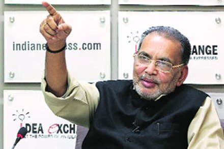 महाराष्ट्रातील धरणे साखर कारखान्यांसाठीच –  राधामोहन सिंह