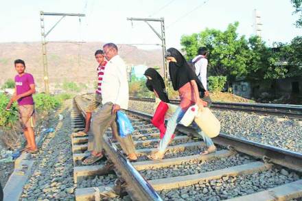 कळव्यातील भास्करनगरमध्ये दर वर्षांला १५ मृत्यू असे पाणी आणताना रूळांवर रेल्वेशी गाठ पडल्यामुळे घडले आहेत. कळव्यातील भास्करनगरमध्ये दर वर्षांला १५ मृत्यू असे पाणी आणताना रूळांवर रेल्वेशी गाठ पडल्यामुळे घडले आहेत.