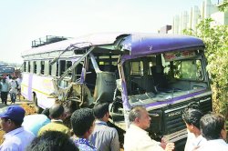 वसईजवळ एसटी-ट्रक धडकेत ३ ठार