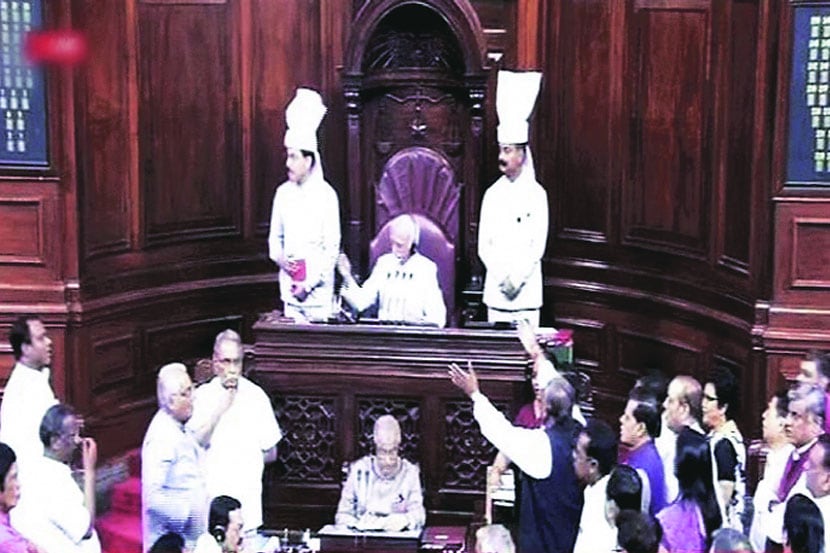 काँग्रेस खासदारांनी राज्यसभा अध्यक्षांसमोर घोषणाबाजी करताना केंद्र सरकारचा निषेध केला. काँग्रेस खासदारांनी राज्यसभा अध्यक्षांसमोर घोषणाबाजी करताना केंद्र सरकारचा निषेध केला.