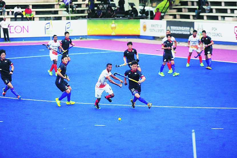 भारतीय खेळाडू आणि जपानच्या खेळाडूमध्ये चेंडूवर ताबा मिळवण्यासाठी रंगलेली चढाओढ.