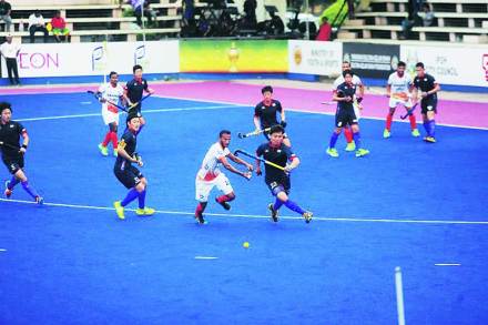 भारतीय खेळाडू आणि जपानच्या खेळाडूमध्ये चेंडूवर ताबा मिळवण्यासाठी रंगलेली चढाओढ.